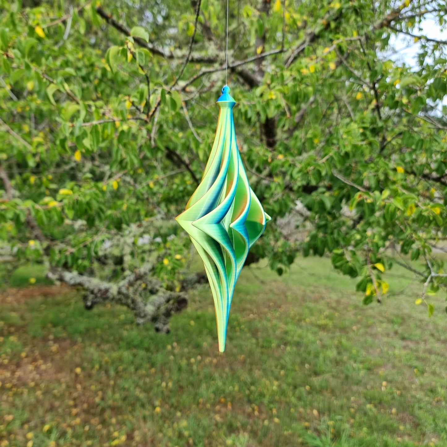 Small - Wing Spinner - Fuchsia Yellow Blue - Length: 22cm/8.7"
