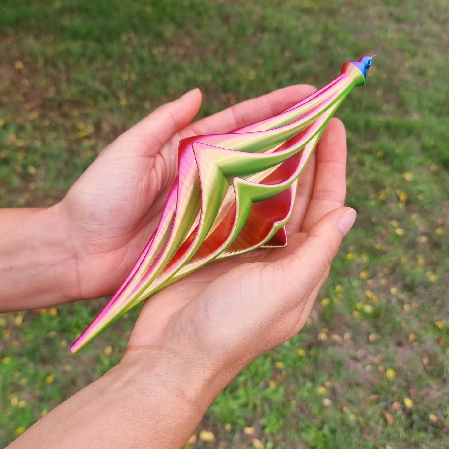 Small - Wing Spinner - Fuchsia Yellow Blue - Length: 22cm/8.7"